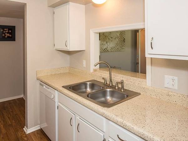 Rent an amazing 2 bed 2 bath – Close to transit and bus lines! - apts/housing for rent - apartment rent picture