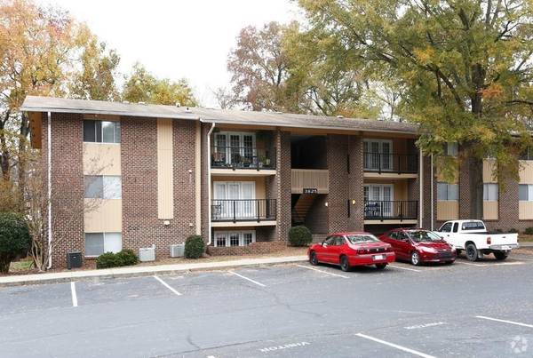 Stunning renovated 2 bed, 1 bath! Gorgeous floors, kitchens, &amp; more - apts/housing for rent - apartment rent -... picture