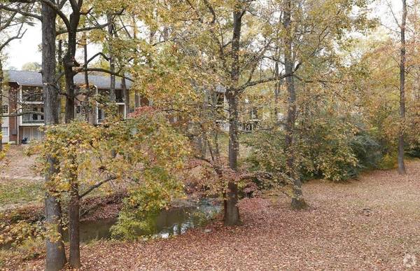 Stunning renovated 2 bed, 1 bath! Gorgeous floors, kitchens, &amp; more - apts/housing for rent - apartment rent -... picture