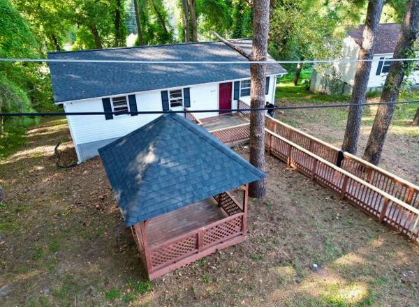 3 BEDROOM 1.5 BATH HOME WITH GAZEBO &amp; PRIVATE BALCONY DECK - apts/housing for rent - apartment rent