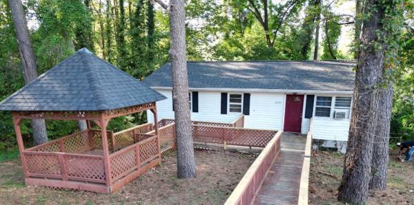 3 BEDROOM 1.5 BATH HOME WITH GAZEBO &amp; PRIVATE BALCONY DECK - apts/housing for rent - apartment rent picture